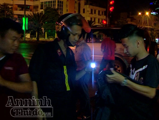 Đêm đầu tiên thực hiện Mệnh lệnh 01 của Giám đốc CATP Hà Nội: Tiền đề cho thế trận phòng ngừa bền vững ảnh 3 Đêm đầu tiên thực hiện Mệnh lệnh 01 của Giám đốc CATP Hà Nội: Tiền đề cho thế trận phòng ngừa bền vững ảnh 3