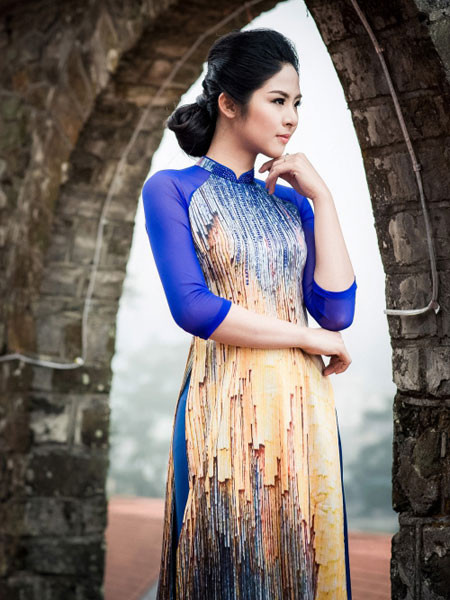 Trình diễn bộ sưu tập áo dài của hoa hậu Ngọc Hân ảnh 1