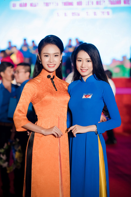 Diện áo dài lạ mắt, "người đẹp truyền thông" Ngọc Vân bị vây kín ở sự kiện ảnh 6