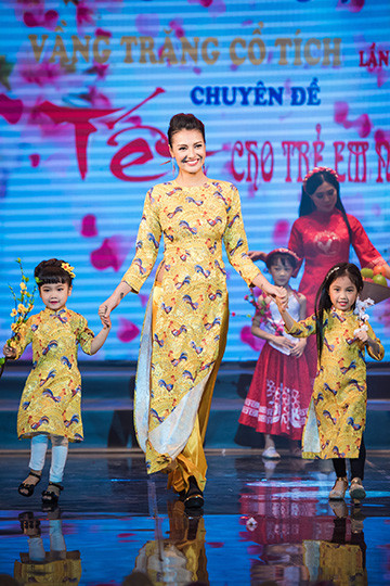 Hoa hậu Bản sắc Việt toàn cầu Thu Ngân trình diễn áo dài của Ngọc Hân ảnh 6