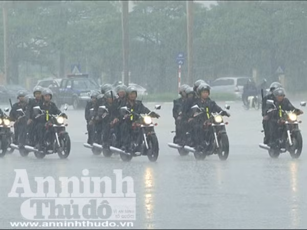 Trung đoàn Cảnh sát cơ động tổng duyệt dưới cơn mưa tầm tã ảnh 3