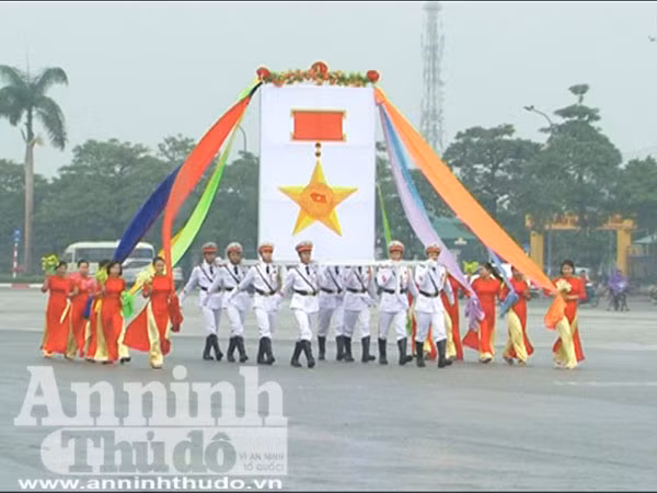 Trung đoàn Cảnh sát cơ động tổng duyệt dưới cơn mưa tầm tã ảnh 1