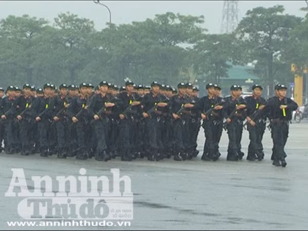 Trung đoàn Cảnh sát cơ động tổng duyệt dưới cơn mưa tầm tã ảnh 2
