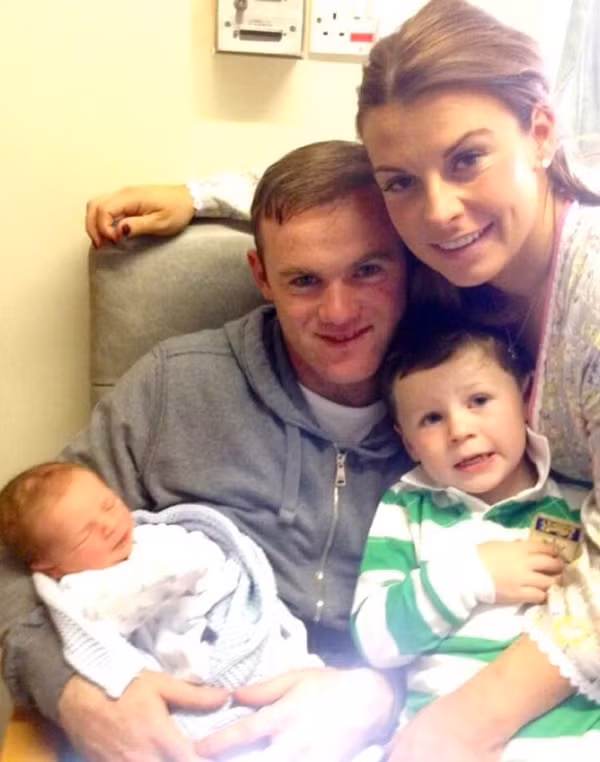 Rooney thích làm thơ và thường viết thư tình cho vợ ảnh 6