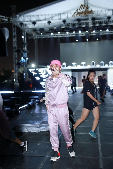 Sơn Tùng M-TP "hồng toàn tập" trong buổi tổng duyệt "chuyến bay đầu tiên" ảnh 2 Sơn Tùng M-TP "hồng toàn tập" trong buổi tổng duyệt "chuyến bay đầu tiên" ảnh 2