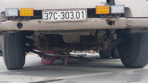 Học sinh lớp 6 chết thảm dưới bánh xe đầu kéo ảnh 2 Học sinh lớp 6 chết thảm dưới bánh xe đầu kéo ảnh 2