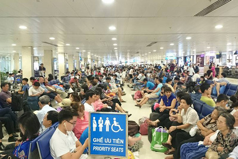 Cần tăng nặng chế tài xử phạt hành vi hành hung nhân viên hàng không ảnh 1