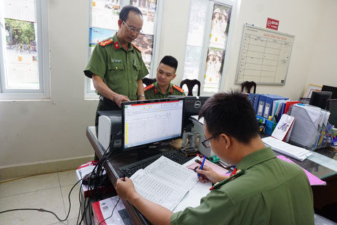 Hy sinh thân mình che chắn axít cứu người dân an toàn ảnh 1