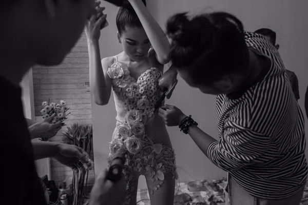 Chà Mi kiệt sức sau 18 tiếng chụp hình liên tục ảnh 6