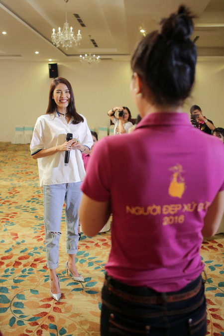 Lan Khuê ăn mặc giản dị, thị phạm catwalk cho thí sinh "Người đẹp xứ Dừa" ảnh 1 Lan Khuê ăn mặc giản dị, thị phạm catwalk cho thí sinh "Người đẹp xứ Dừa" ảnh 1