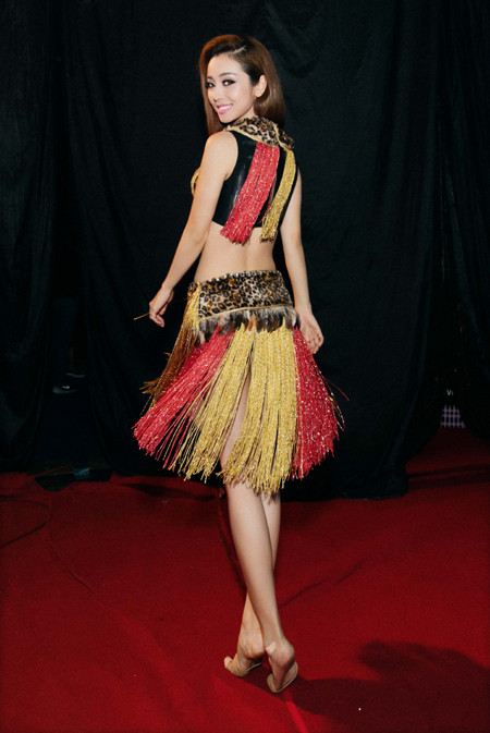 Jennifer Phạm "ghi điểm" bằng những cú lắc hông gợi cảm ảnh 4