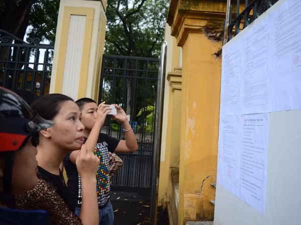 Xét tuyển lớp 10 công lập Hà Nội: Trường tốp dưới tăng mạnh điểm đầu vào ảnh 1