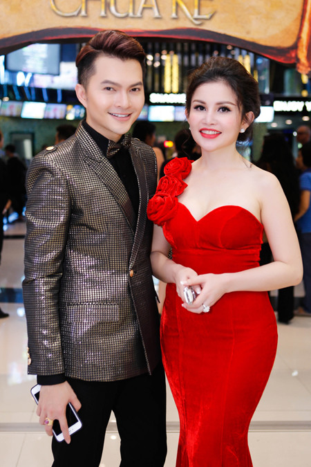 Janny Thủy Trần diện đầm khoe vai trần và vòng 1 gợi cảm ảnh 5