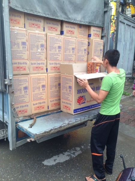 Hàng nghìn hộp bánh kẹo nhập lậu ảnh 2