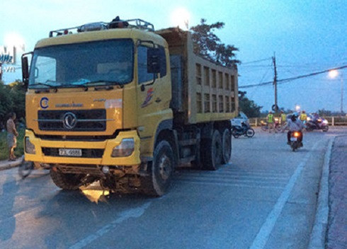 Hà Nội: Va chạm với xe tải, một người tử vong tại chỗ ảnh 1 Hà Nội: Va chạm với xe tải, một người tử vong tại chỗ ảnh 1