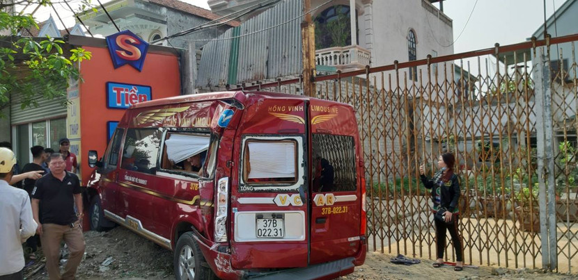 Xe tải hất văng xe khách trên QL1A, hàng chục khách hoảng loạn ảnh 2