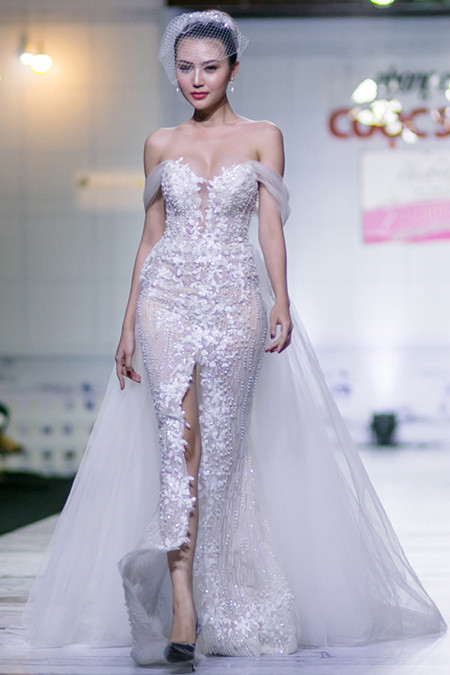 Nữ hoàng sắc đẹp toàn cầu 2016 Ngọc Duyên gợi cảm trên sàn catwalk ảnh 1