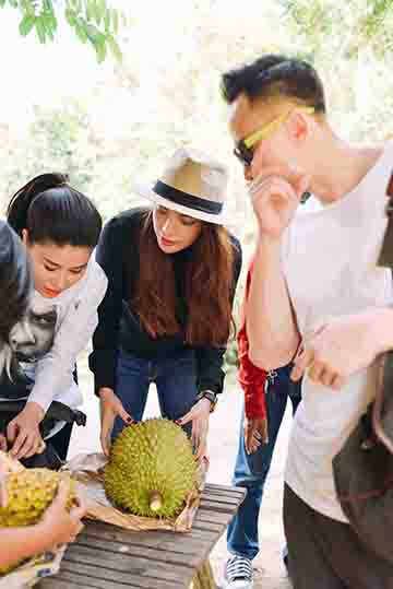 Trương Ngọc Ánh giản dị đi xây cầu cho xóm nghèo Tiền Giang ảnh 10