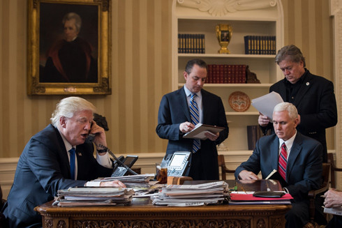 Tổng thống Donald Trump thường xuyên được "nhắc vở" trong các cuộc điện đàm xuyên quốc gia ảnh 1