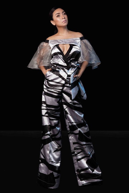 Nữ hoàng ảnh lịch Y Phụng "danh bất hư truyền" trong những thiết kế cực gợi cảm ảnh 10 Nữ hoàng ảnh lịch Y Phụng "danh bất hư truyền" trong những thiết kế cực gợi cảm ảnh 10