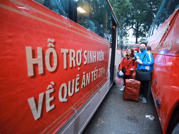 Đưa sinh viên về quê đón Tết ảnh 1