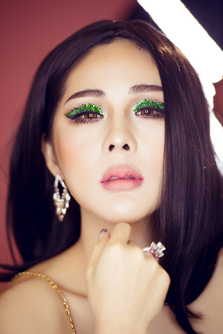 Tina Lê quyến rũ với xu hướng trang điểm mắt nhũ lấp lánh ảnh 7