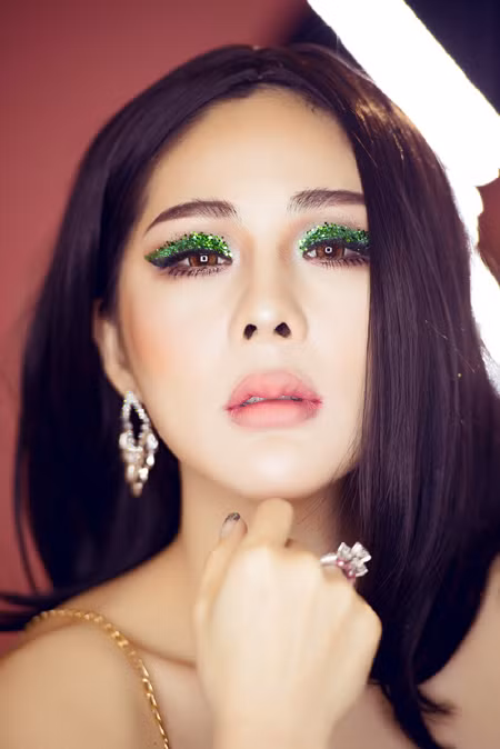 Tina Lê quyến rũ với xu hướng trang điểm mắt nhũ lấp lánh ảnh 7