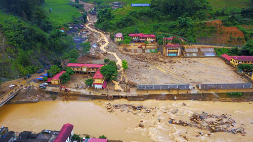 Tổng lực tìm kiếm người mất tích sau lũ quét kinh hoàng ở Yên Bái, Sơn La ảnh 1