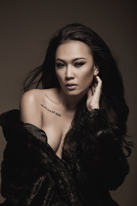 Siêu mẫu Diệu Huyền “nỏng bỏng” với váy xuyên thấu ảnh 1