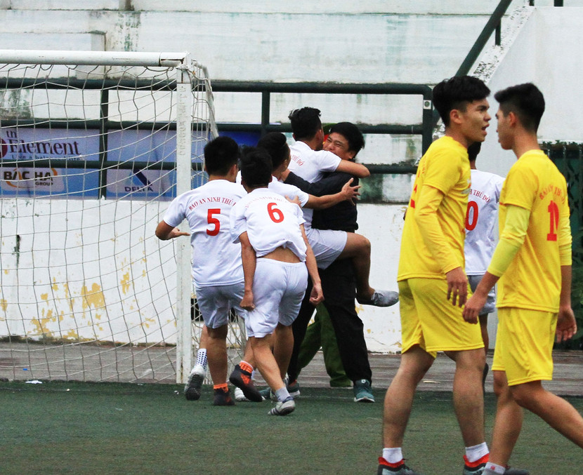 10 khoảnh khắc cảm xúc nhất trên sân Tây Hồ ảnh 9