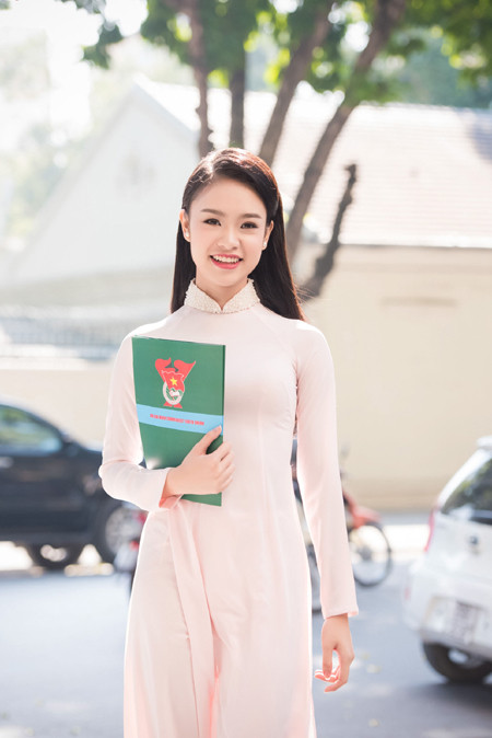 "Cô gái vàng" Hoa hậu Việt Nam "hút mắt" với áo dài ảnh 5 "Cô gái vàng" Hoa hậu Việt Nam "hút mắt" với áo dài ảnh 5