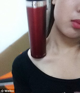 Giới trẻ thế giới phát cuồng trào lưu đặt đồng xu lên xương đòn ảnh 7