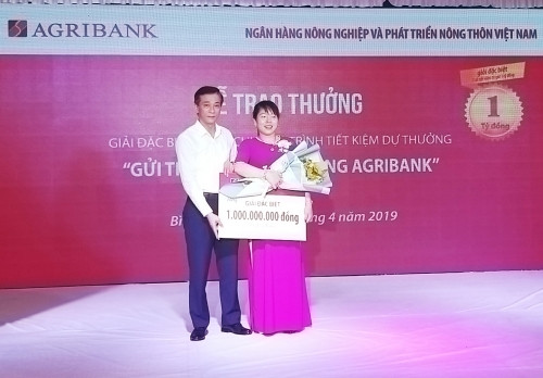 Khách hàng tại Bình Định may mắn trúng thưởng 1 tỷ đồng từ Agribank ảnh 1