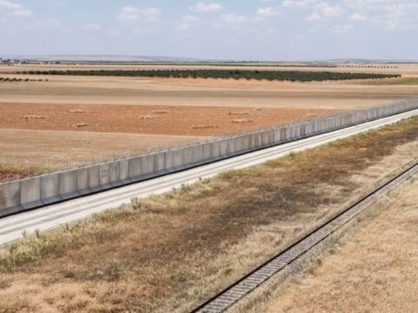 Thổ Nhĩ Kỳ xây xong bức tường khổng lồ dọc biên giới với Syria ảnh 1