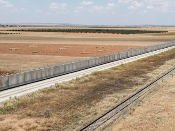 Thổ Nhĩ Kỳ xây xong bức tường khổng lồ dọc biên giới với Syria ảnh 1