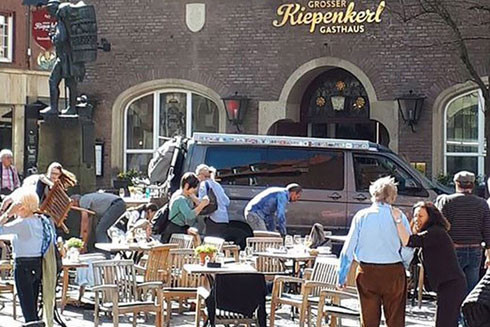 Xe khách lao vào đám đông trên phố cổ tại Đức: Chưa ghi nhận có nạn nhân người Việt ảnh 1