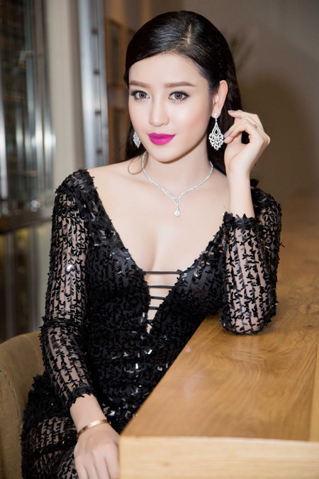 Á hậu Huyền My khoe vòng 1 gợi cảm cùng bộ trang sức "giá khủng" ảnh 3