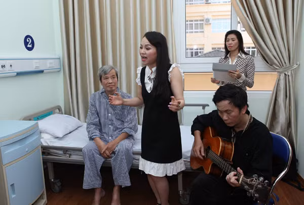 "Cô gái Trường Sa" mang "gió biển" vào bệnh viện ảnh 1