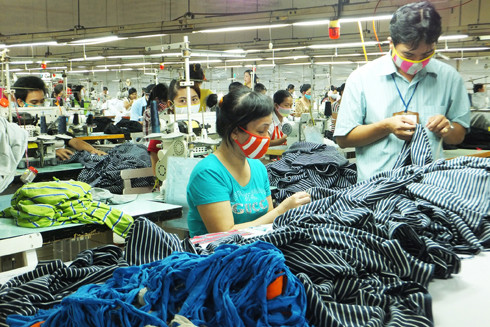 Công nhân may làm thêm giờ, vật lộn để mưu sinh ảnh 1