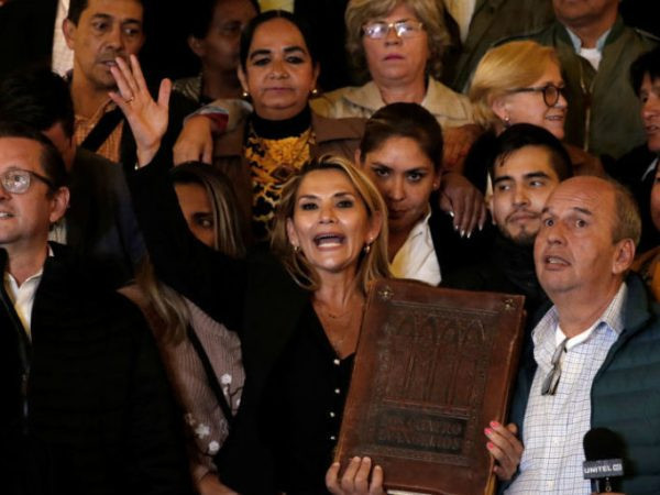 Thượng nghị sĩ Bolivia tự tuyên bố là tổng thống lâm thời ảnh 1