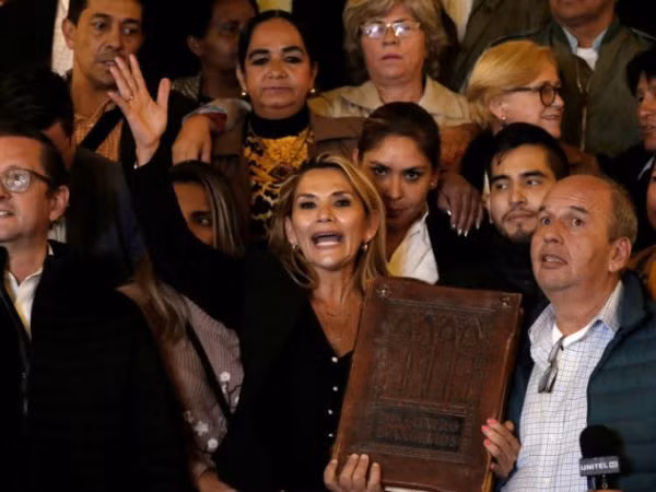 Thượng nghị sĩ Bolivia tự tuyên bố là tổng thống lâm thời ảnh 1