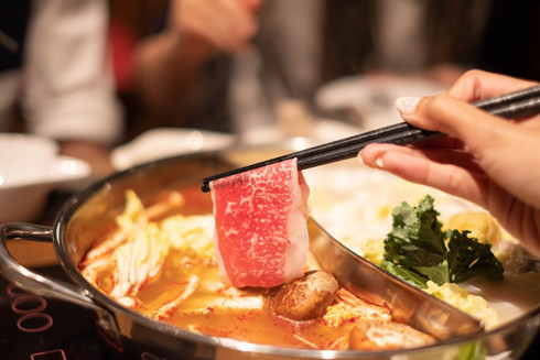 Ăn lẩu đúng cách, an toàn và nhận biết nồi nước lẩu làm từ hóa chất ảnh 1