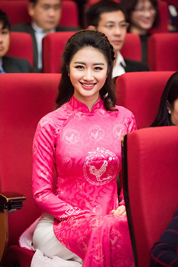 Hoa hậu Bản sắc Việt toàn cầu Thu Ngân trình diễn áo dài của Ngọc Hân ảnh 2