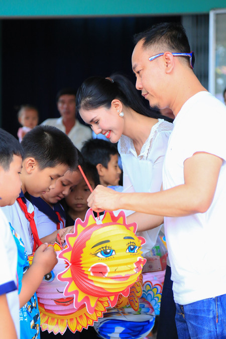 NTK Võ Việt Chung cùng dàn người đẹp phát quà trung thu cho trẻ em nghèo ảnh 3