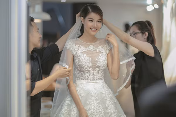 Bắt gặp Kỳ Hân, Mạc Hồng Quân đi thử trang phục cưới ảnh 2