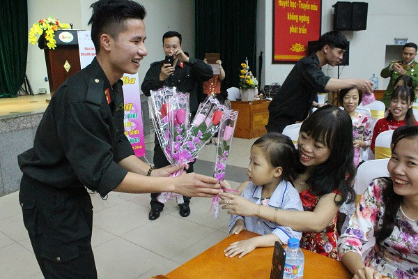 Cùng với những chiếc áo dài, những bông hoa tự làm cũng được gửi tặng các nữ bệnh nhân ở đây