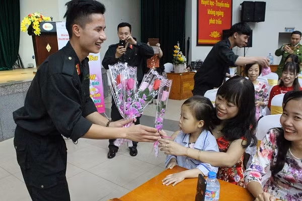 Cùng với những chiếc áo dài, những bông hoa tự làm cũng được gửi tặng các nữ bệnh nhân ở đây