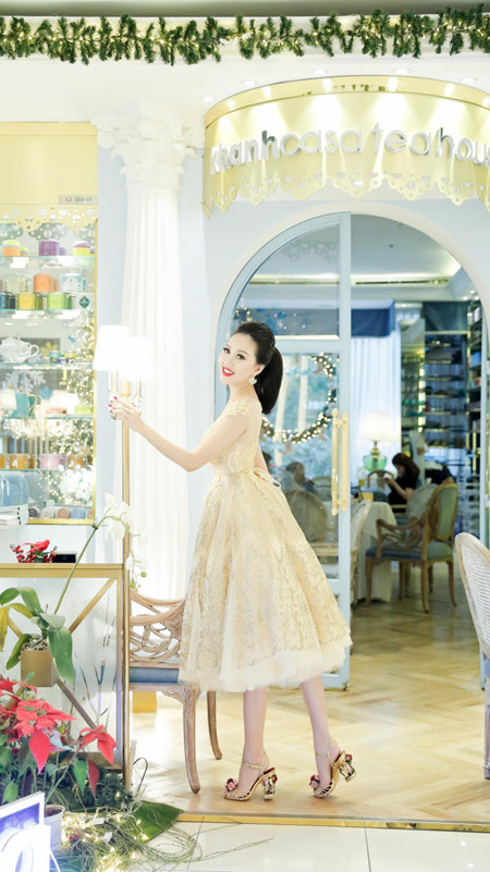 Hoa hậu Huỳnh Thúy Anh điệu đà xuống phố đón Giáng sinh ảnh 3