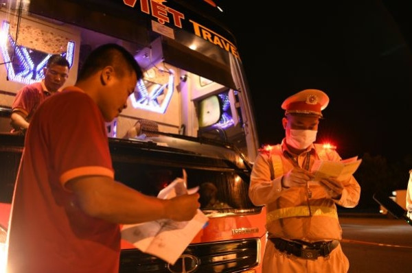 Xử lý nghiêm xe khách vi phạm ban đêm, phòng ngừa tai nạn thảm khốc ảnh 2