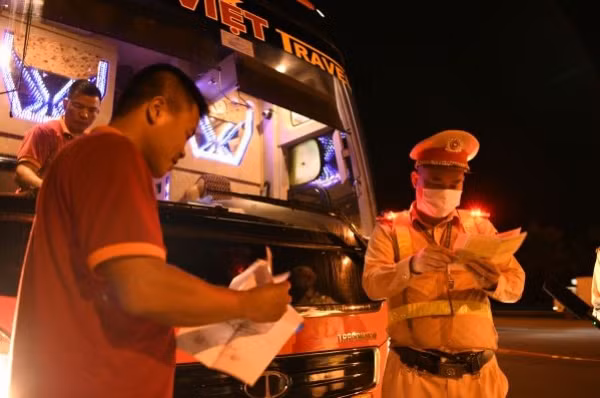 Xử lý nghiêm xe khách vi phạm ban đêm, phòng ngừa tai nạn thảm khốc ảnh 2